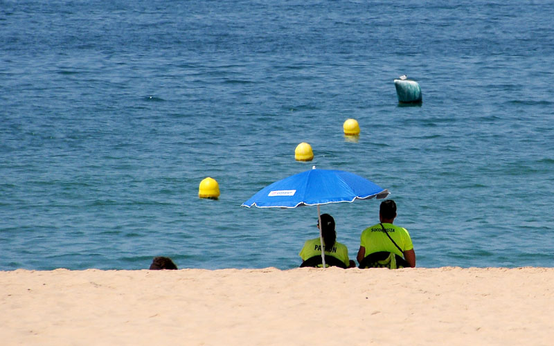 Cádiz rescata sus servicios de playas, pese a PP y Cs