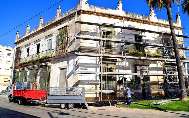 Planificadas obras de urgencias para preservar los abandonados edificios de la antigua Cruz Roja y la Casa Lazaga, en pleno centro