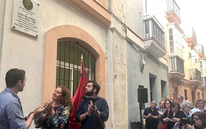 Una placa recuerda ya la ubicación de la Casa del Pueblo en Cádiz durante la Segunda República, y a los socialistas represaliados