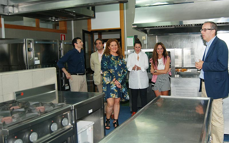 Los políticos conocen de cerca la nueva etapa, dentro del SAE, de la Escuela de Hostelería de Cádiz