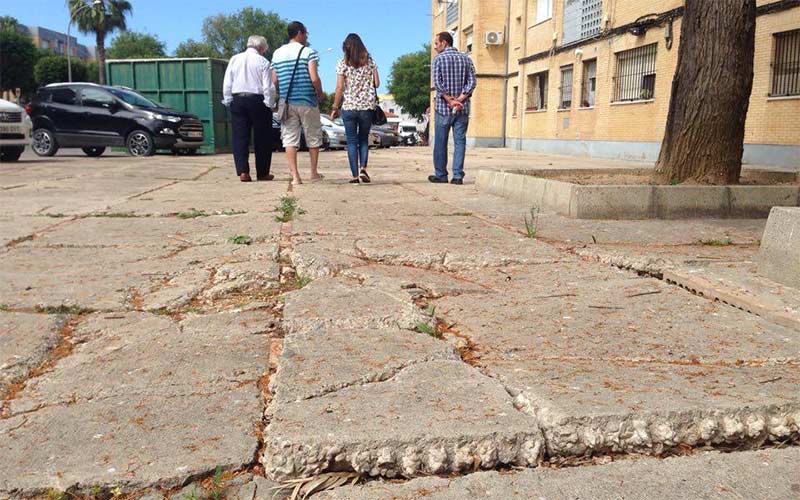 Vecinos de las 512 viviendas denuncian, vía PP, la ausencia de mantenimiento municipal en la barriada “desde hace dos años”