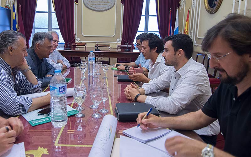 El proyecto del carril bici por el centro de Cádiz se tramitará pensando en el trazado original, por fuera del muelle, para avanzar