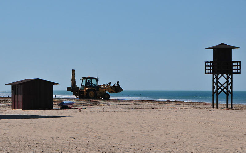 Costas acomete en los próximos días la redistribución de las arenas de las playas Victoria y Santa María del Mar