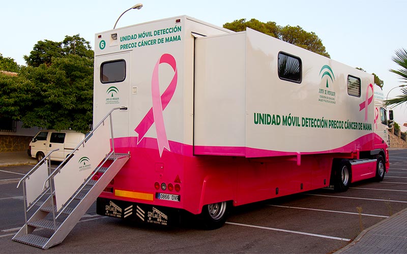 La nueva unidad móvil de detección precoz de cáncer de mama atenderá hasta diciembre a 9.000 mujeres en El Puerto