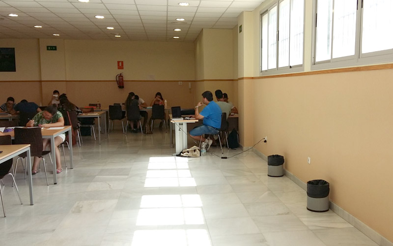 El aire acondicionado vuelve a funcionar en el aulario de la calle Alsedo, que se cerrará unos días en julio para el “arreglo integral”