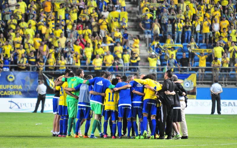 El Cádiz, y su afición, noquean al Tenerife en el primer ‘round’
