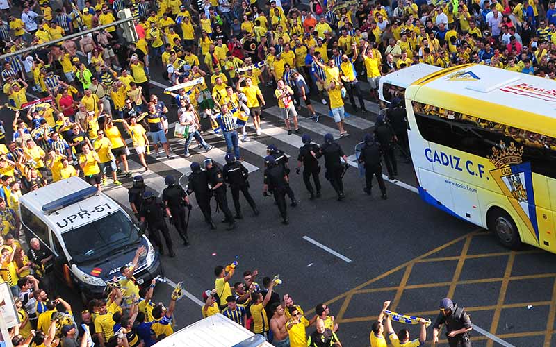 El subdelegado entiende que la “actuación” de los antidisturbios en la fiesta previa del Cádiz-Tenerife “no debe sorprender a nadie”