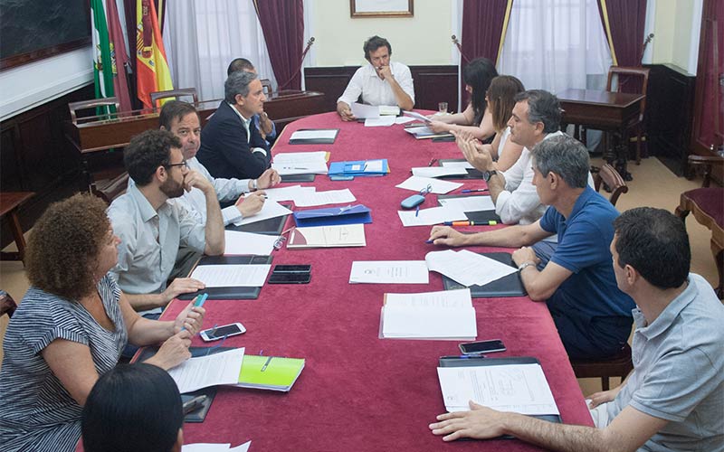 La oposición en bloque exige que se cuente “la verdad” sobre la renuncia del gerente del IFEF; el PSOE pide la dimisión de Jiménez