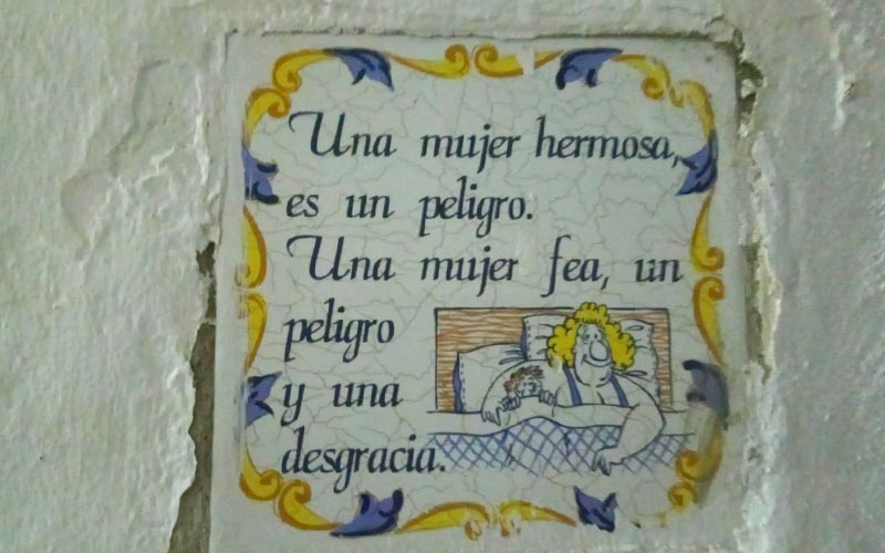 Exigen la supresión de los azulejos “misóginos y machistas” del callejón Cróquer, que reflejan “un mundo de y para hombres”