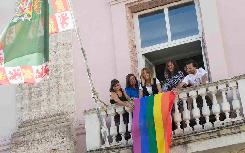 La Bahía de Cádiz se tiñe de arcoíris y con mucho ‘orgullo’