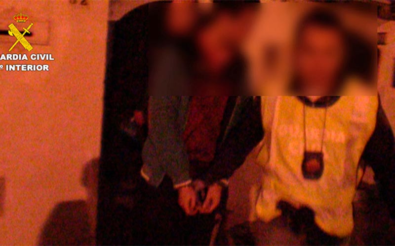 Un vecino de La Isla, monitor en campamentos, detenido por corrupción de menores; y otro de Jerez por distribuir pornografía