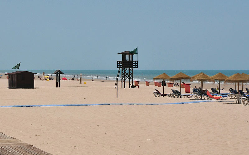 Denuncian que la empresa de socorrismo de las playas de Cádiz se está aprovechando de la “incertidumbre” de la remunicipalización