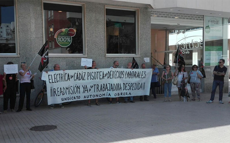 El alcalde plantea una alternativa para la reincorporación de una trabajadora de Eléctrica de Cádiz despedida de forma improcedente