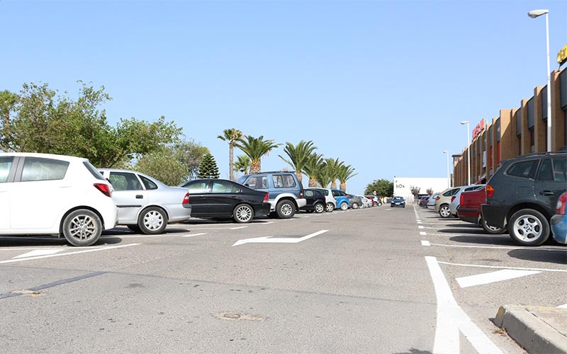 La calle Fernando de Magallanes pasa a ser de sentido único y ‘gana’ una veintena de plazas de aparcamientos