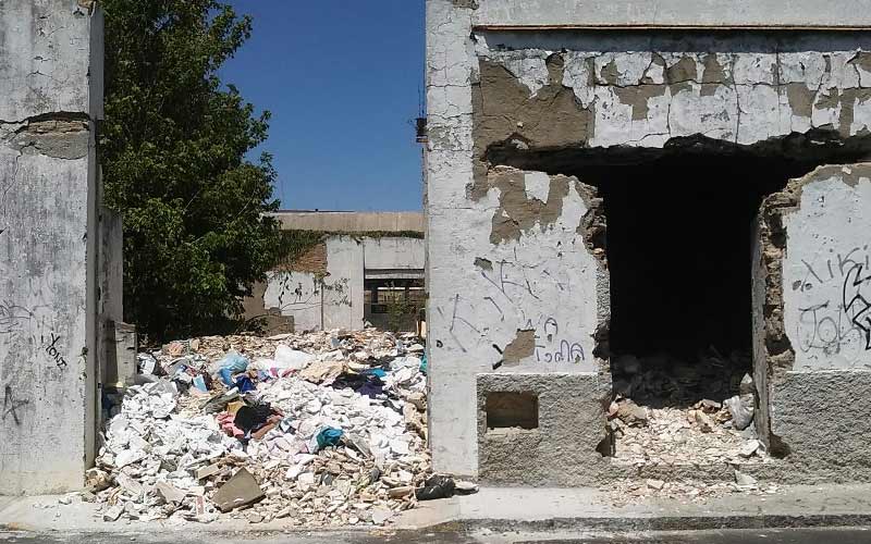 Vecinos de la calle Marqués de Cádiz están padeciendo el abandono de algunos inmuebles de la zona