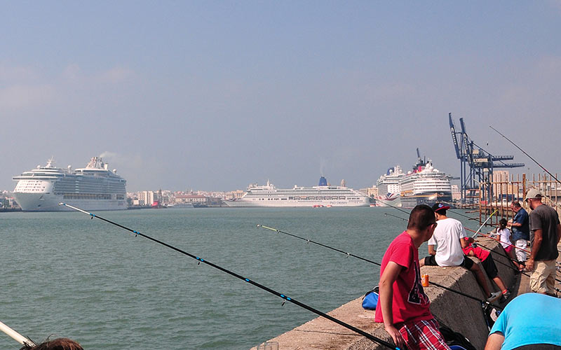 ‘Invasión’ histórica: Cádiz recibe en una única jornada cuatro grandes cruceros con 17.000 personas a bordo