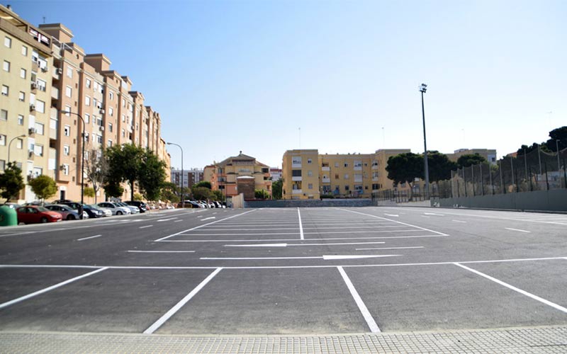 Asfaltado y acondicionado como aparcamiento un solar de la calle Montigny que ya era usado como tal por los vecinos