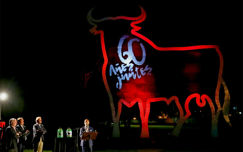 El Toro de Osborne cumple 60 años y estrena en El Puerto su primera ‘eco-valla de carretera’ con “luz propia”