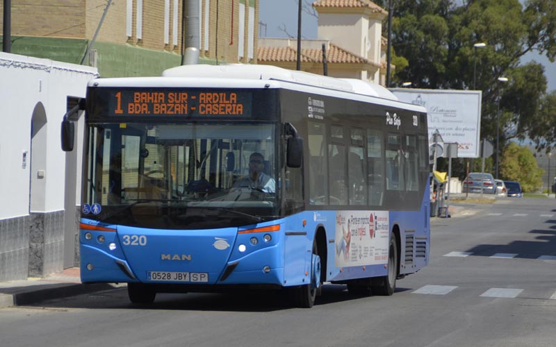 El autobús a la playa de Camposoto gana usuarios
