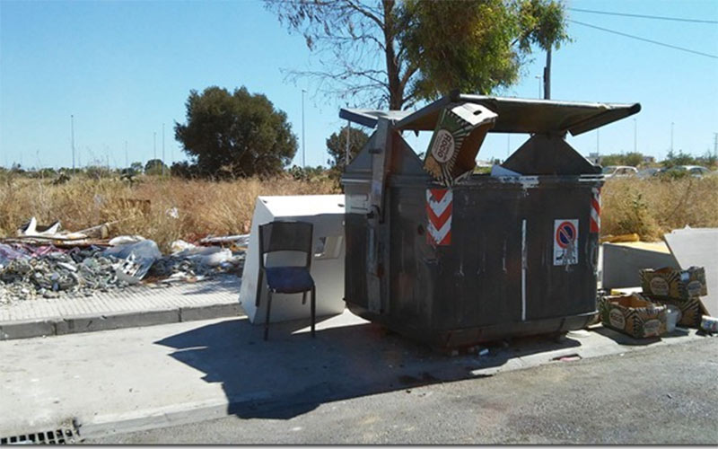 Empresarios del polígono Fadricas I, hartos del estado “lamentable” de las parcelas de Fadricas II repletas de maleza y basura