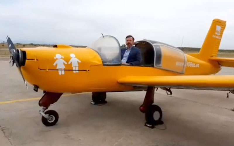 El alcalde ruega al Gobierno que impida que la “avioneta tránsfoba” de los ultracatólicos de Hazte Oír sobrevuele las playas gaditanas