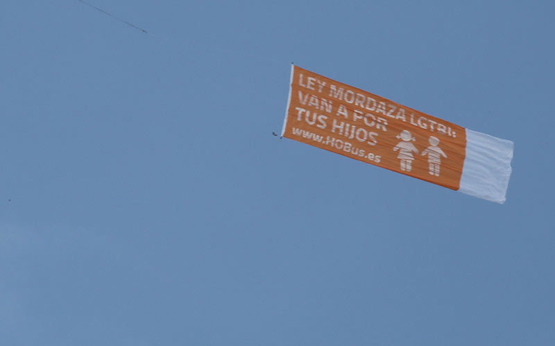 La subdelegación del Gobierno central en Cádiz se lava las manos y afirma que la “avioneta tránsfoba” de Hazte Oír es “publicitaria”