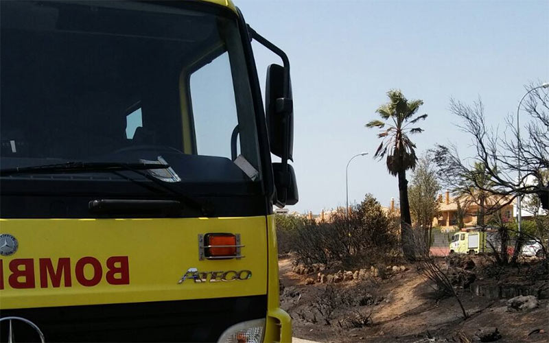 Un incendio de matorral en la zona de Casines complicado por el levante conlleva la evacuación de viviendas cercanas