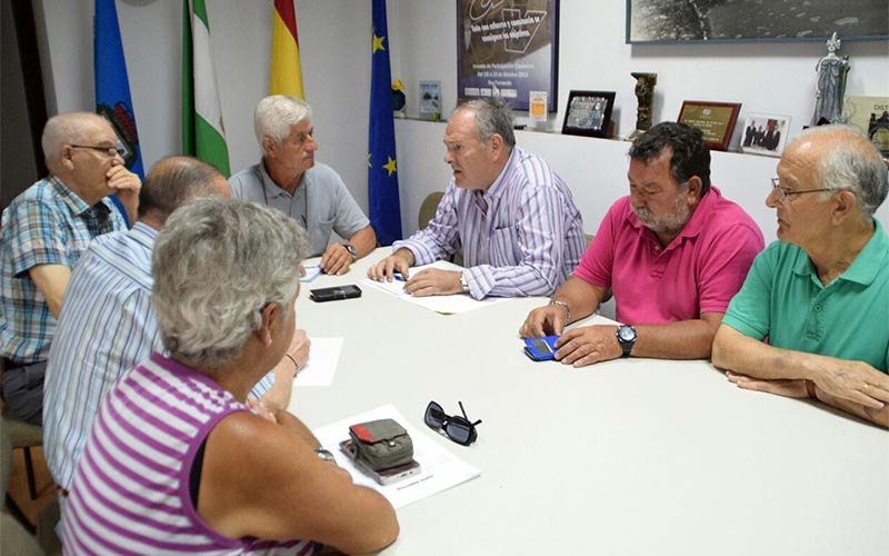 Rojas, como interlocutor directo entre el bipartito y las AAVV, se compromete a reunirse con Isla de León al menos cada dos meses
