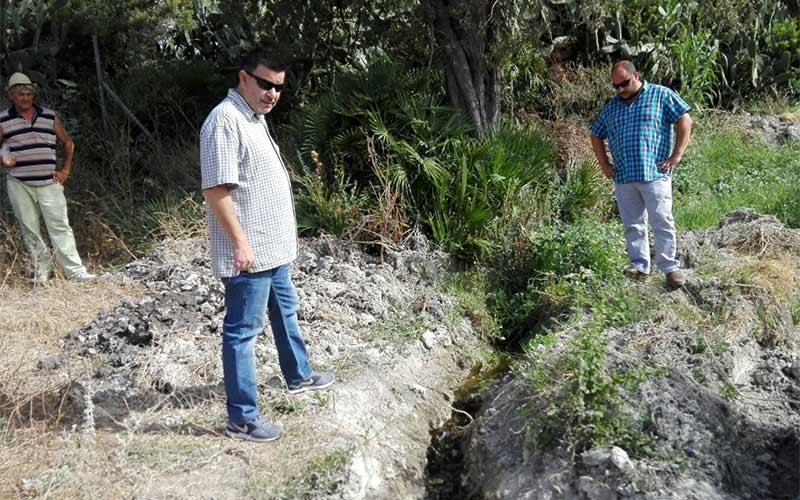 La tubería rota en Cuartillos que se lleva denunciando desde hace un año sin que Aqualia haga nada es del Consorcio de Aguas