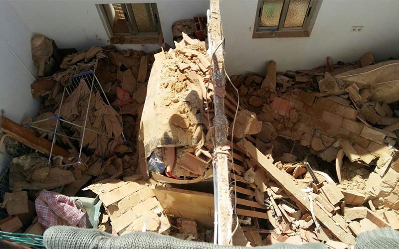 Una familia se salva de la caída del techo de su casa en El Puerto