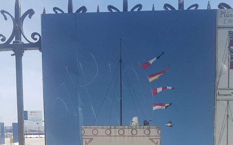 Sorprenden a una persona garabateando los cuadros de la exposición del Tricentenario de la verja del muelle