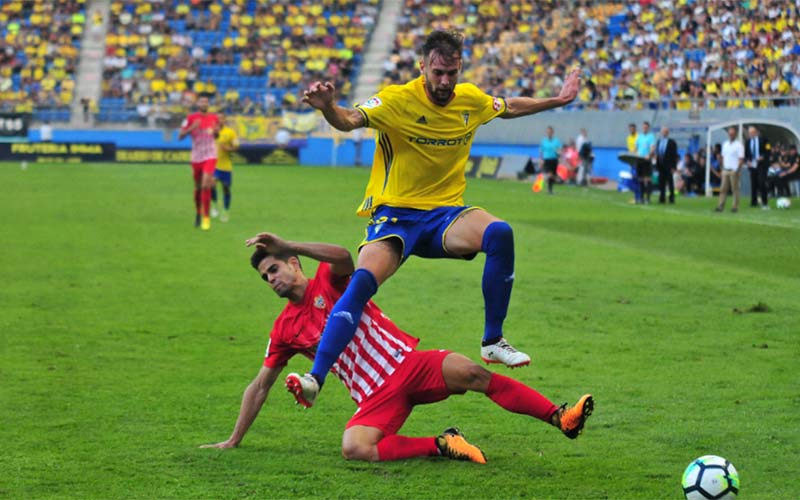 El Cádiz supera al Almería con suficiencia y avanza en la Copa