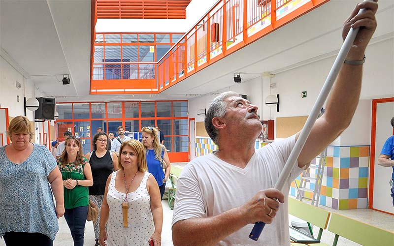 El Ayuntamiento pone en valor su “plan de choque” de mantenimiento en colegios jerezanos en marcha desde este verano