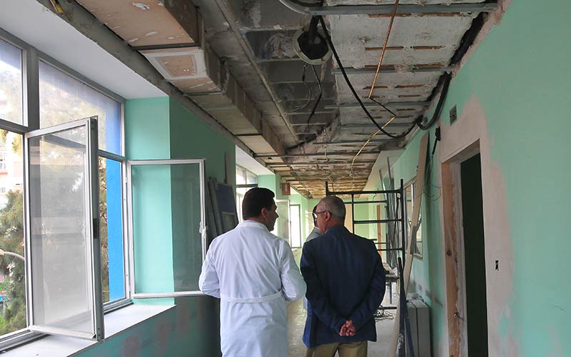 La Junta defiende la quincena de obras de mejora que está ejecutando este verano en los hospitales Puerta del Mar y San Carlos