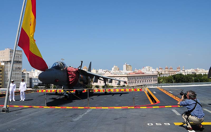 Rota es protagonista del centenario de la Aviación Naval en España; de acto central, exhibición de “militarismo disfrazado” y “derroche”