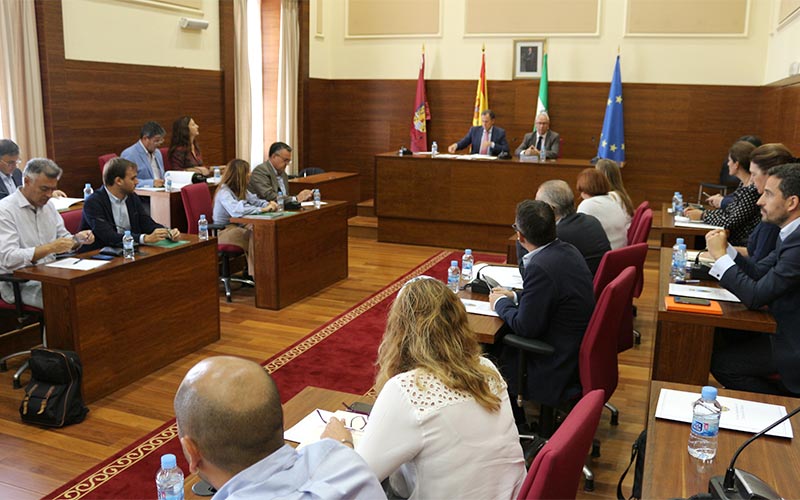 Belizón y Román abordan cara a cara “todos los asuntos pendientes” de la Junta en Chiclana, sin novedades