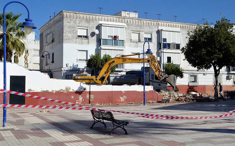 La demolición de la antigua sede vecinal de la Bazán marca el inicio de la remodelación de la plaza de la Sagrada Familia