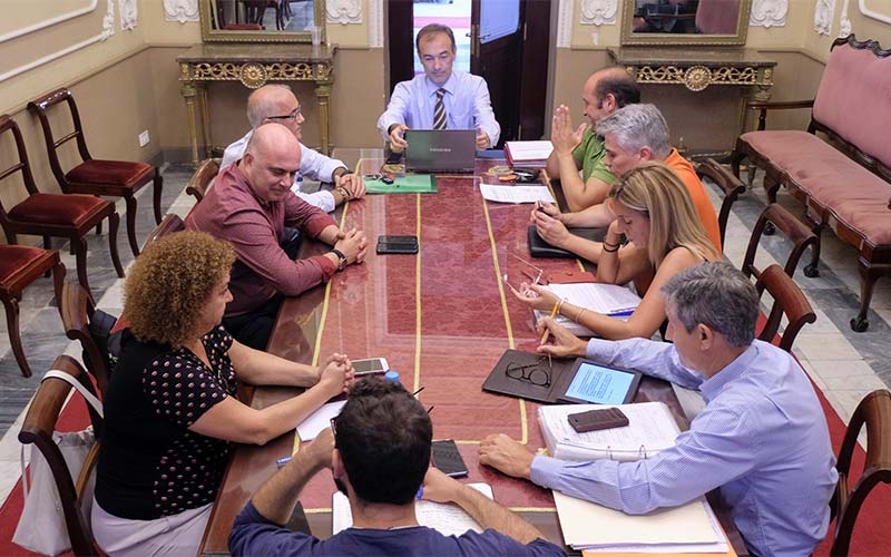 PP, PSOE y Cs ‘echan’ a Navarro de Onda Cádiz y ponen al frente a Pérez Dorao; el bipartito ve una “moción de censura por fascículos”