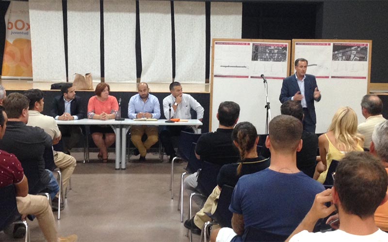 El Ayuntamiento plantea a los empresarios de Urbisur la ampliación de los acerados para “potenciar” esta zona comercial