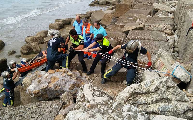 Rescatado por los bomberos al caer sobre los bloques en las murallas de San Roque