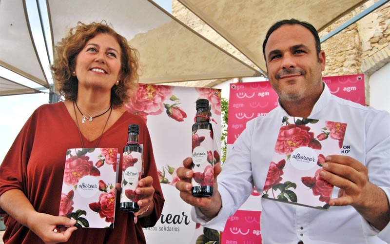 El cocinero Ángel León se convierte en padrino y embajador dentro y fuera de Cádiz de la marca solidaria Alborear creada por Agamama
