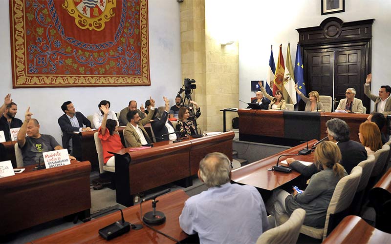 La oposición en Jerez impide la subida del recibo del agua, pese a que es obligación por contrato; sí hay luz verde al incremento del IAE