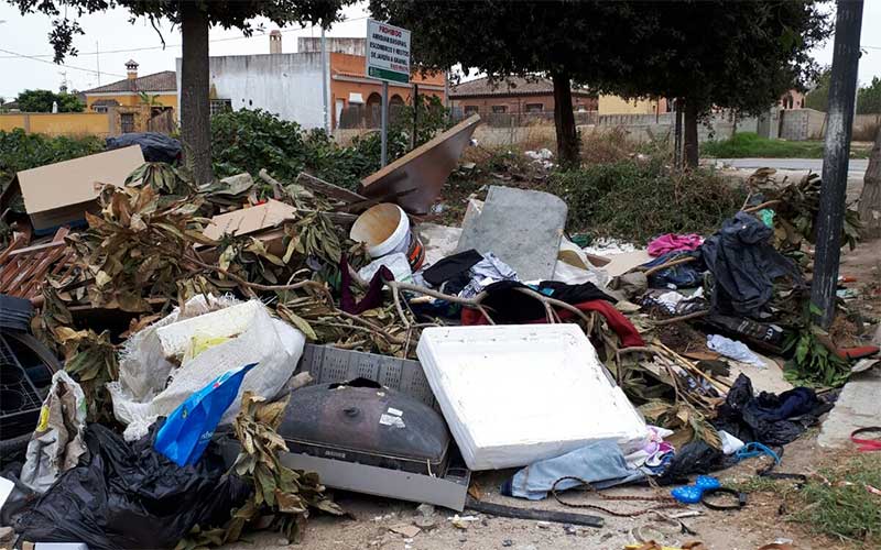 El Consistorio se pone serio ante los vertidos incontrolados de basura en Chiclana e invita a los vecinos a denunciar a los incívicos