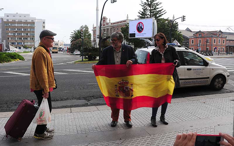 Entre dos y cuatro personas se concentran para exigir que Cádiz y San Fernando ‘presuman’ de rojigualda en estos tiempos de “zozobra”