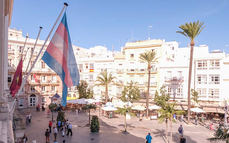 Visibilizando la lucha por la despatologización trans desde la fachada del Ayuntamiento de Cádiz