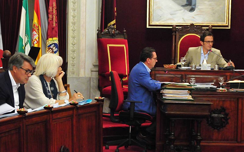 “No soy ni cacique ni fascista por intentar gobernar Cádiz pese a ellos”, afirma el alcalde; el PP ve “victimismo” y recurre al ‘y tú más’