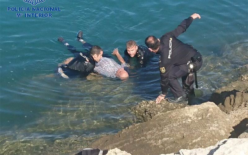 Cae al mar en El Puerto y pasa más de dos horas flotando a la deriva antes de ser rescatado por policías