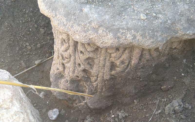 Las lluvias desentierran un capitel romano en Mesas de Asta