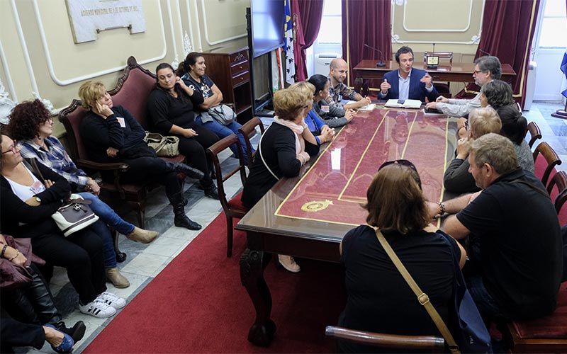 “Entendimiento” entre las trabajadoras del remunicipalizado servicio de limpieza de módulos de playas y el alcalde