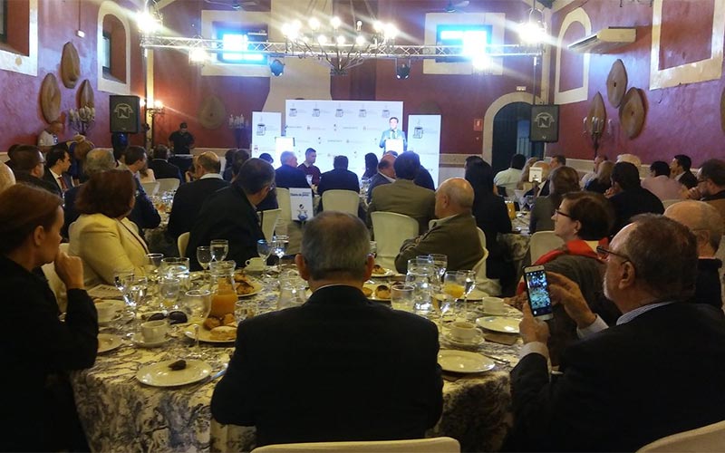 De la Encina reflexiona ante empresarios locales que “aprovechando nuestras fortalezas se puede ganar un futuro turístico mejor”